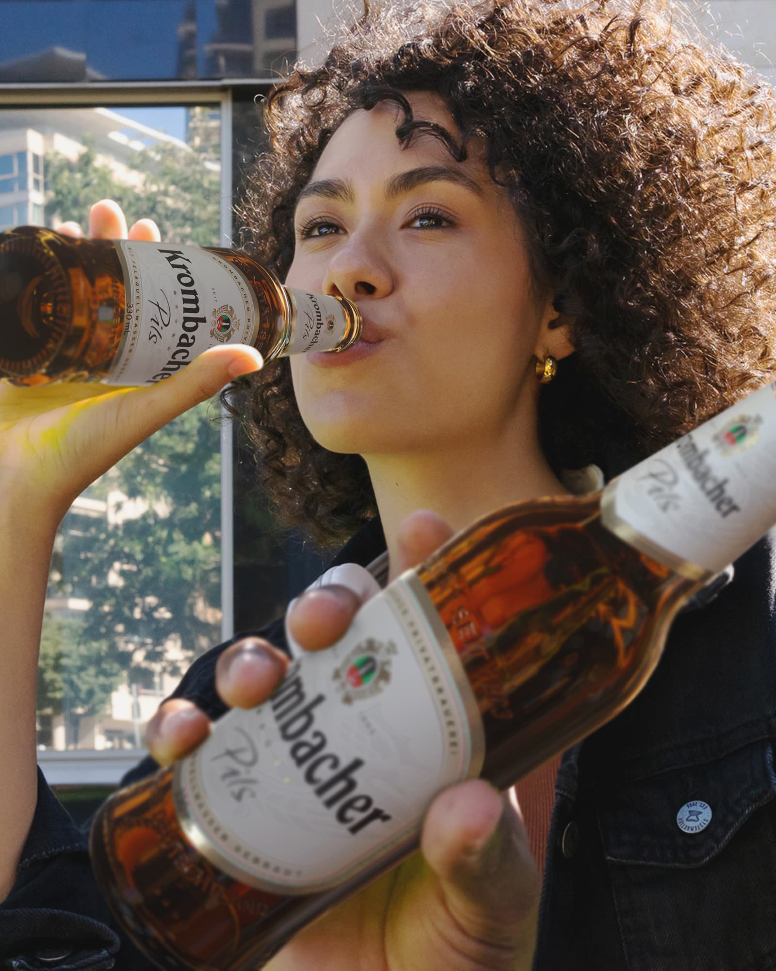 krombacher_international_social_media_pils_bottle_0.33_woman.jpg