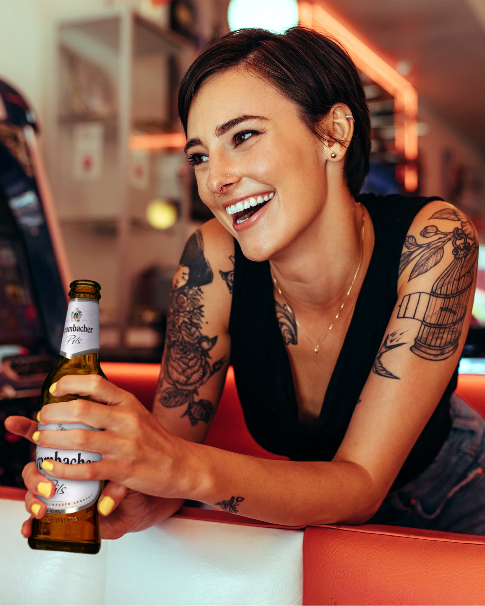krombacher_international_social_media_still_pils_bottle_0.33_game_woman_001.jpg