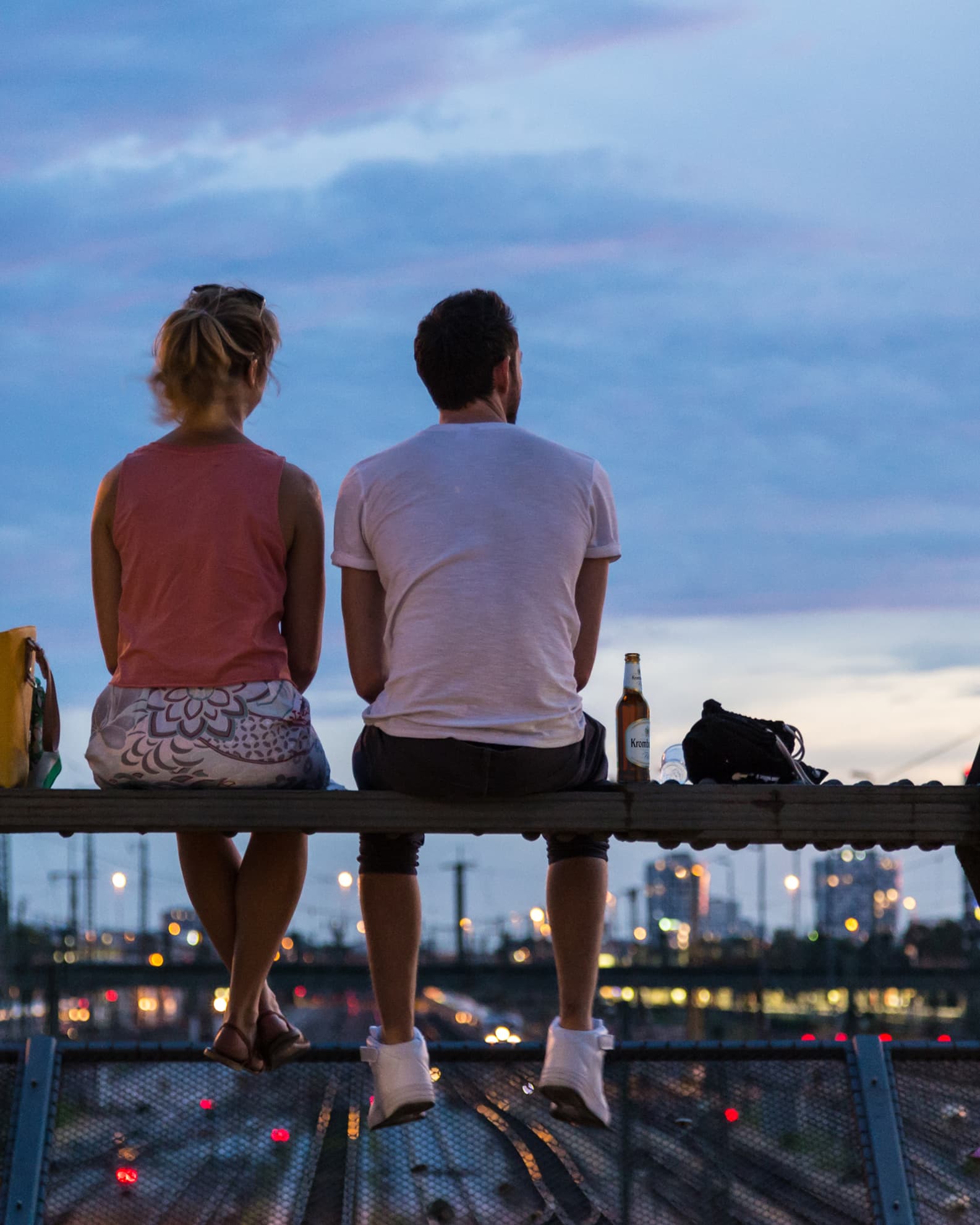 krombacher_international_social_media_still_pils_bottle_0.33_people_couple_skyline_001.jpg