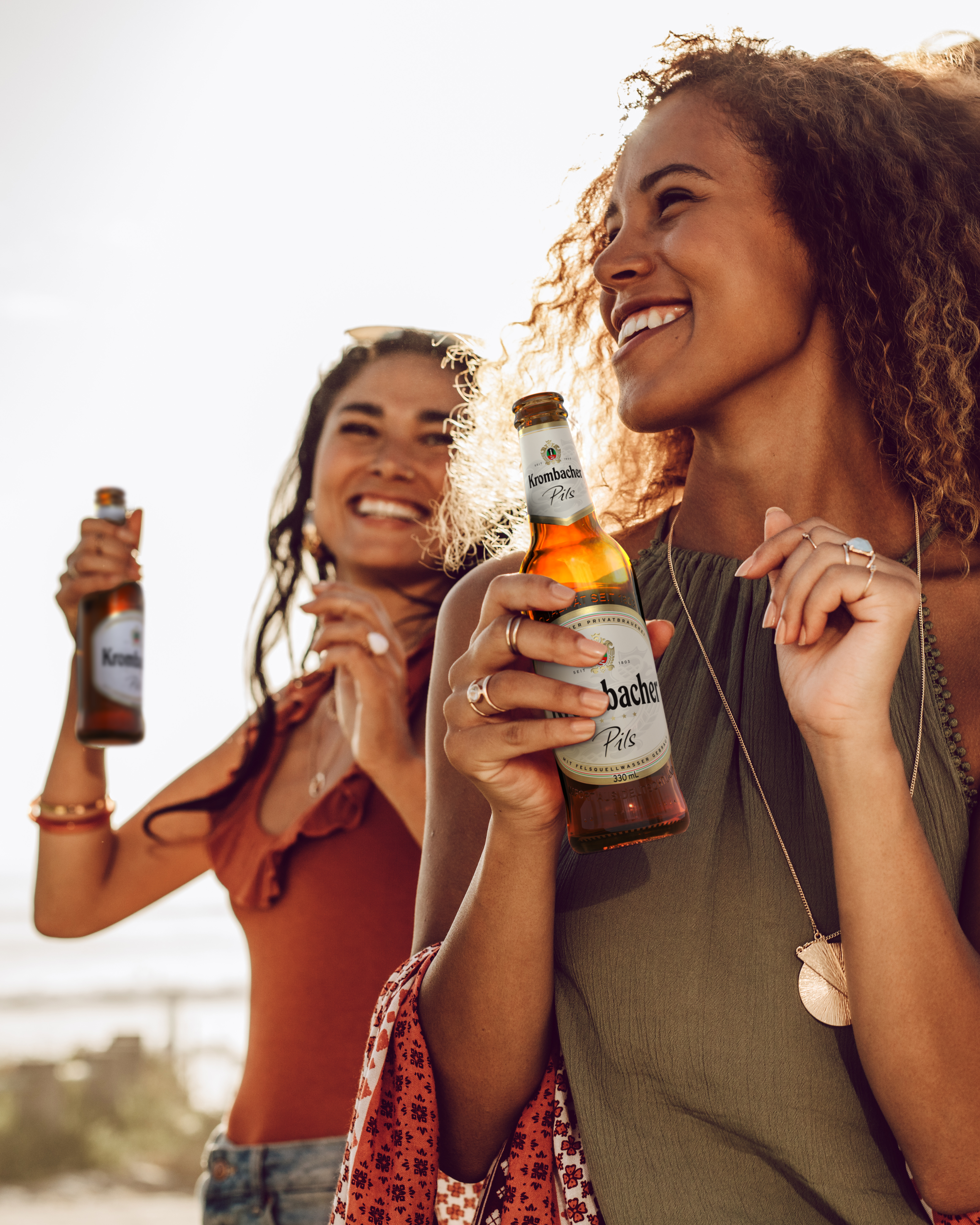 krombacher_international_social_media_still_pils_bottle_0.33_people_dancing_woman_001.jpg