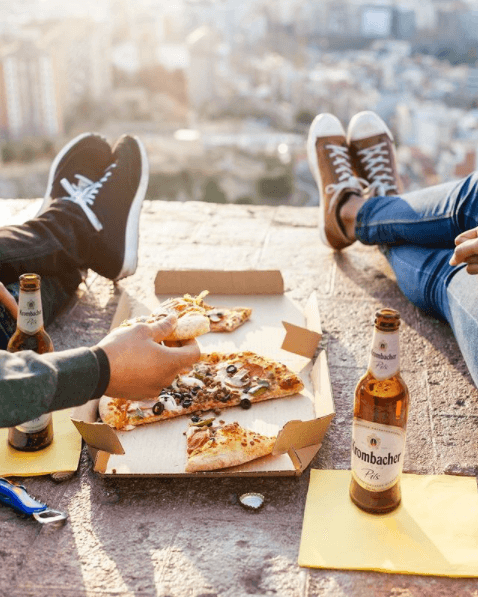 krombacher_international_social_media_pils_bottle_0.33_pizza_friends.png