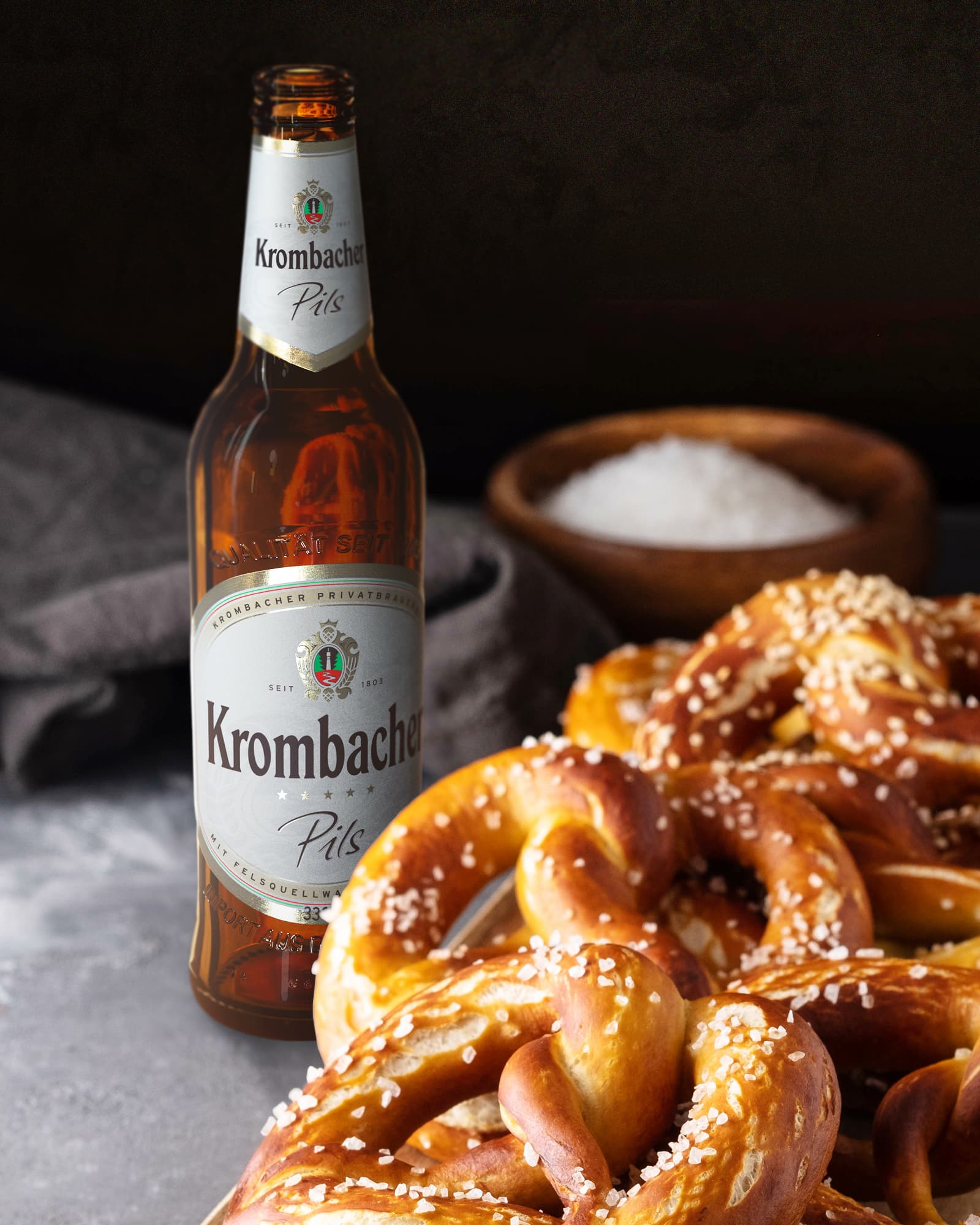 krombacher_international_social_media_still_pils_bottle_0.33_food_pretzel.jpg