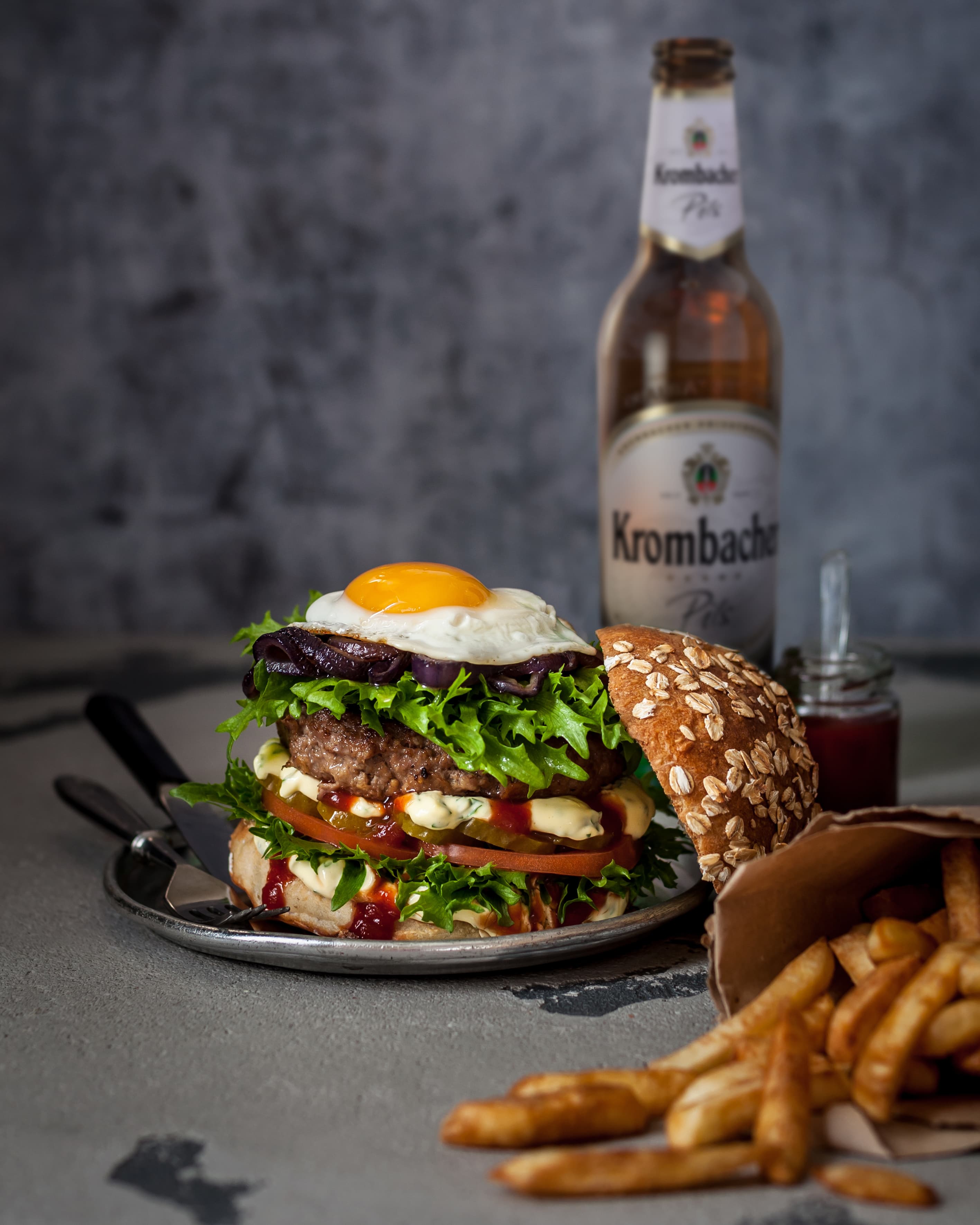 krombacher_international_social_media_still_pils_bottle_0.33_food_burger_001.jpg