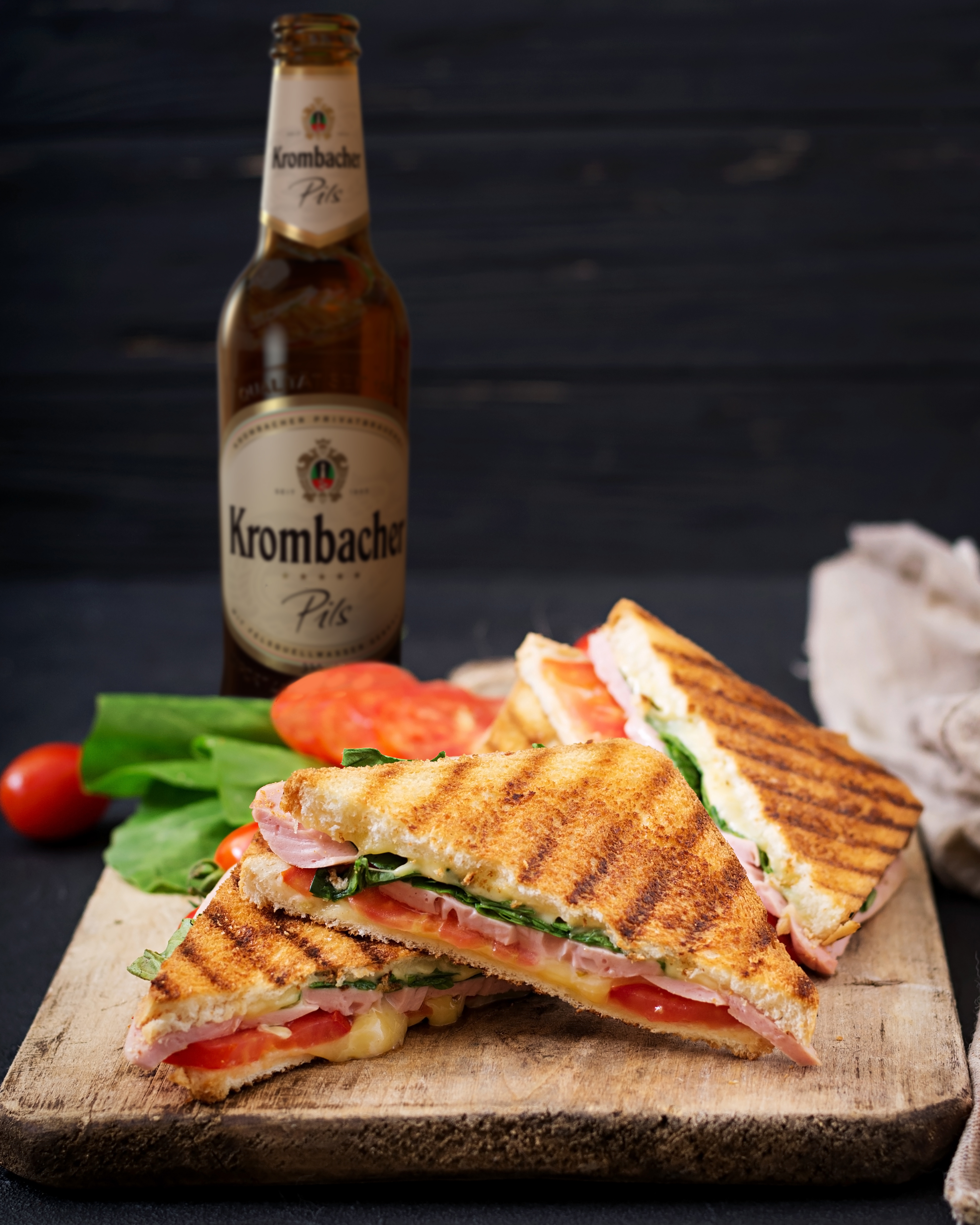 krombacher_international_social_media_still_pils_bottle_0.33_food_sandwich_001.jpg