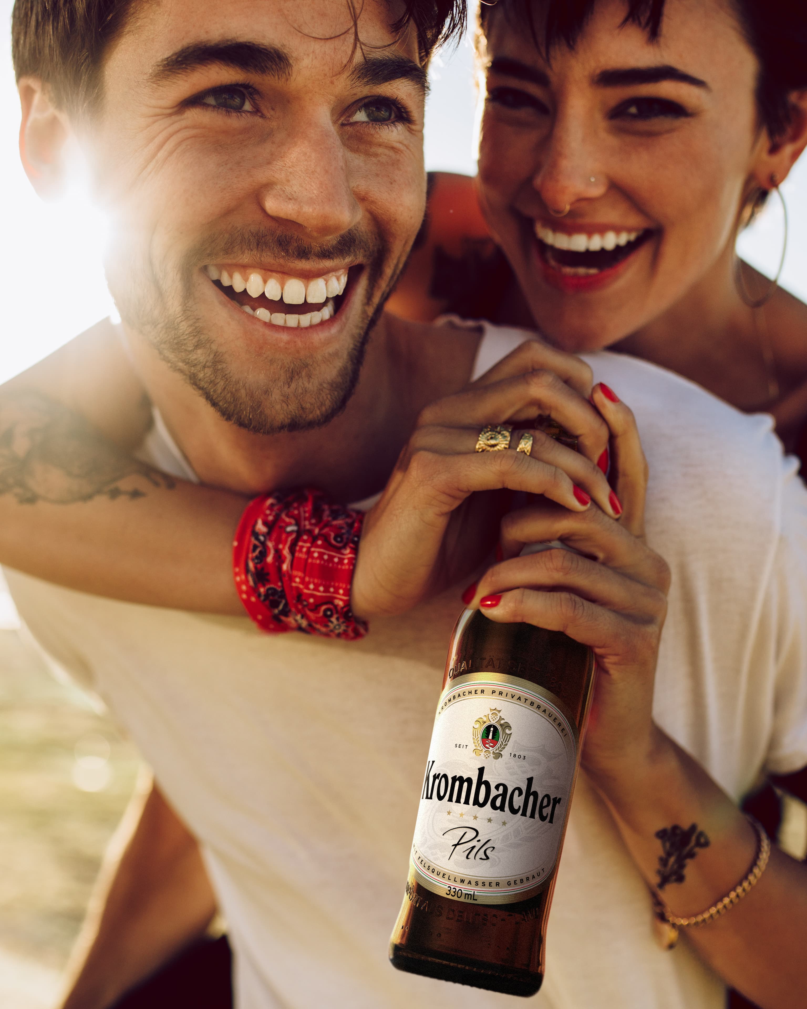 krombacher_international_social_media_still_pils_bottle_0.33_people_couple_beach_001.jpg