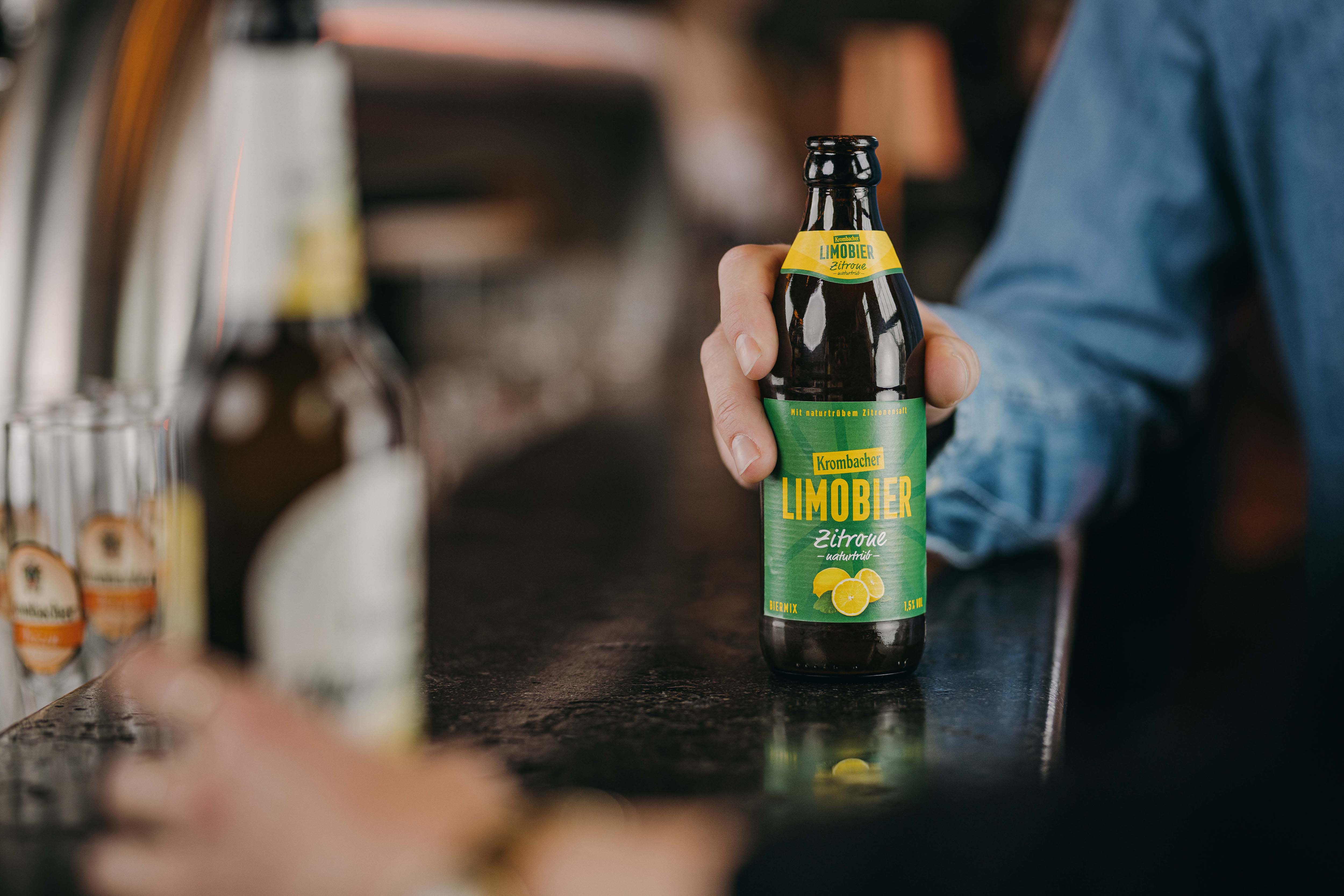 Gastro_Mood_Hand_033l_Flasche_Limobier_Zitrone.jpg